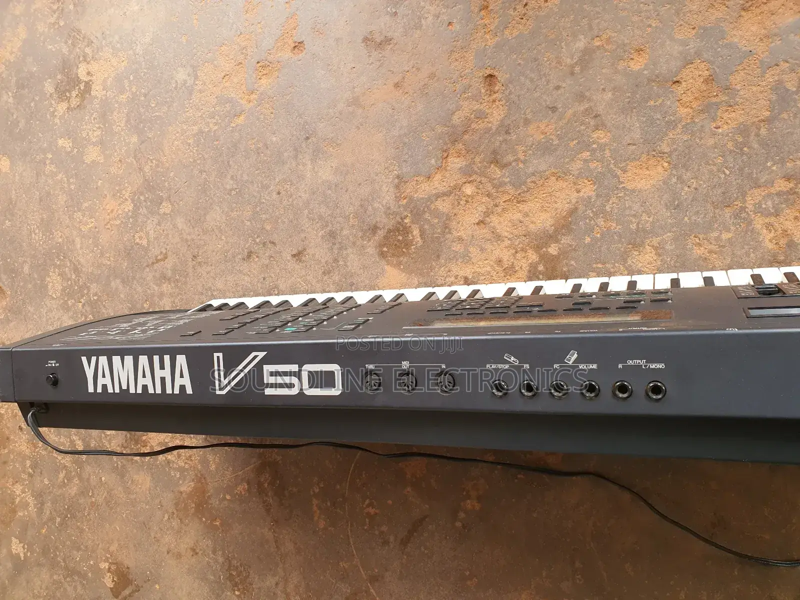 Yamaha Synthesizer Keyboard V50