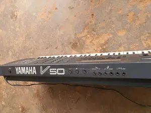 Yamaha Synthesizer Keyboard V50