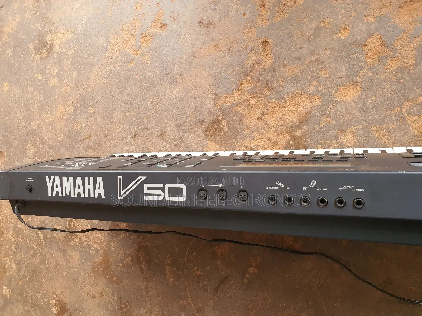 Yamaha Synthesizer Keyboard V50