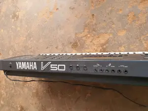 Yamaha Synthesizer Keyboard V50