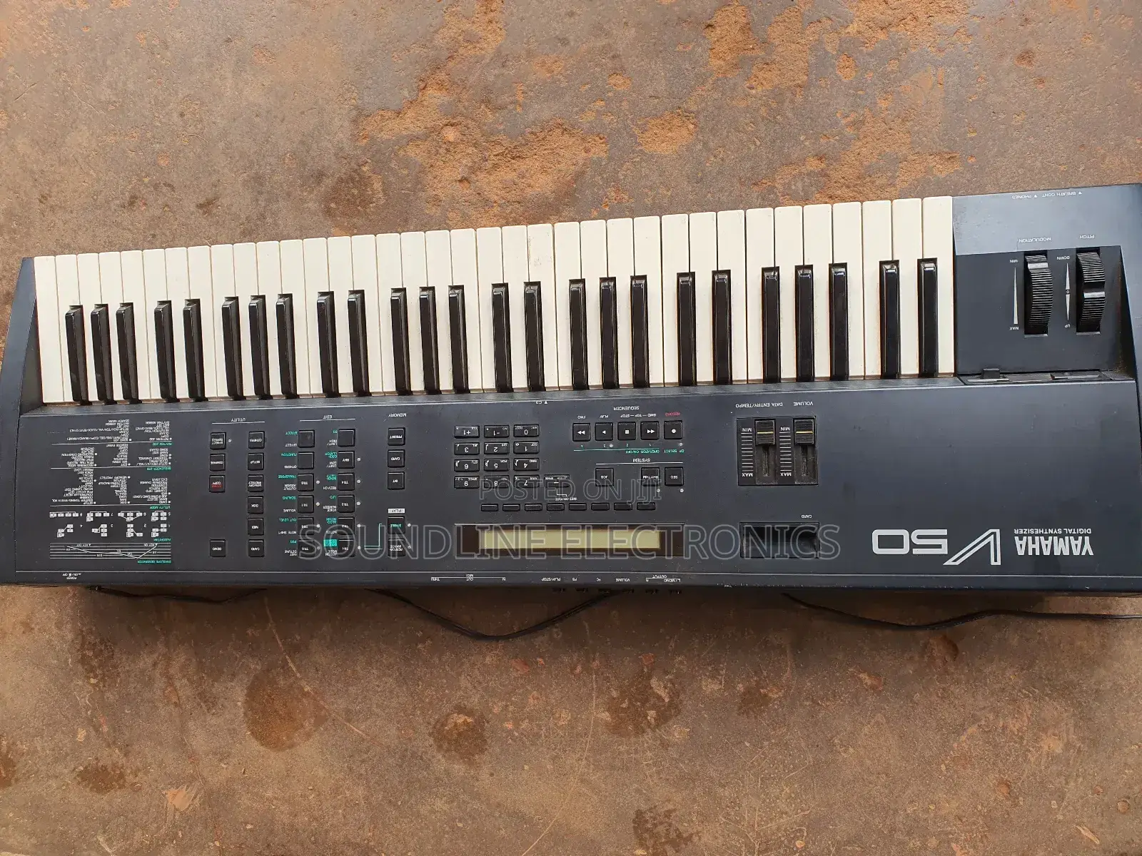Yamaha Synthesizer Keyboard V50