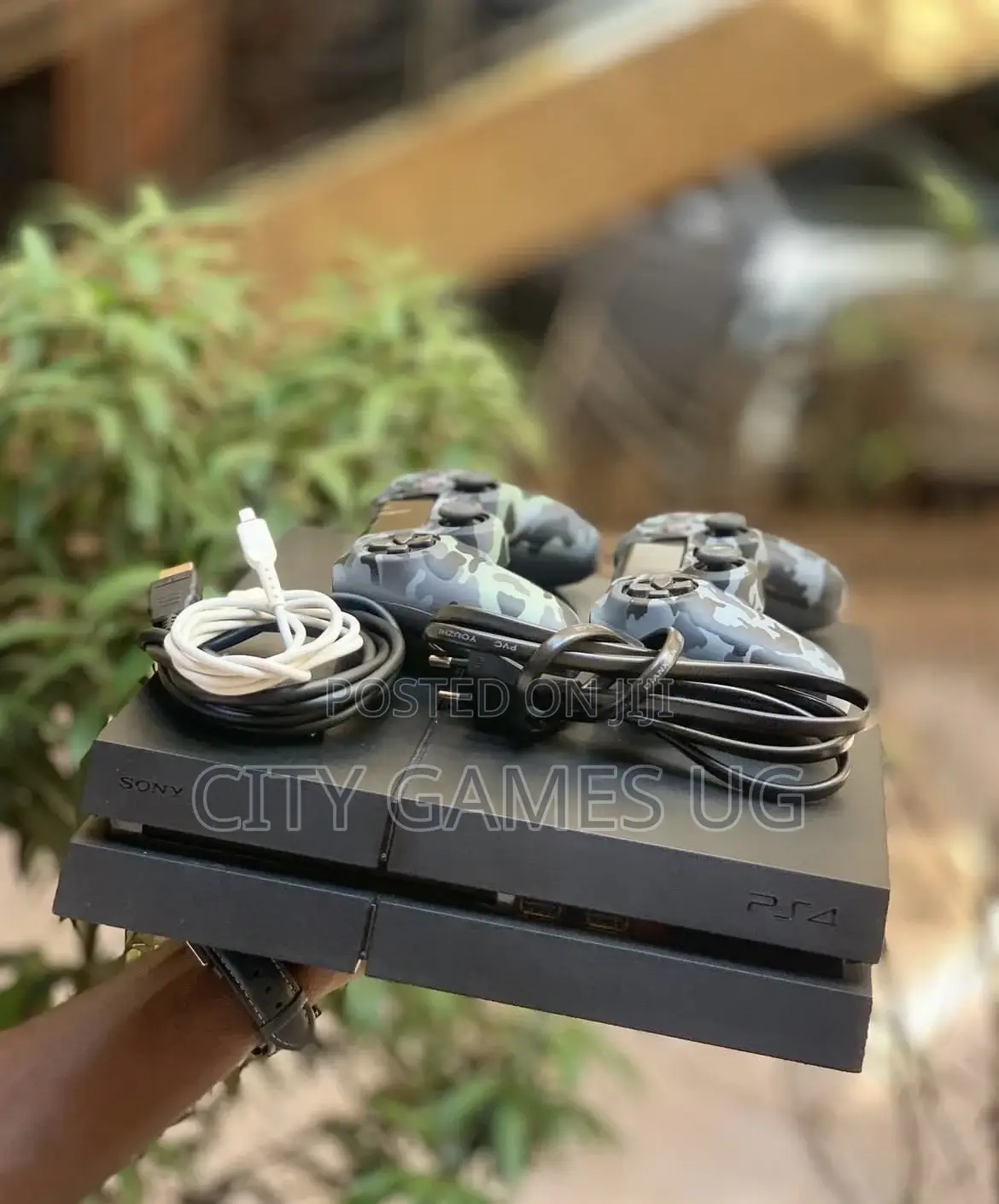 Chipped PS4 Standard With 2 Pads