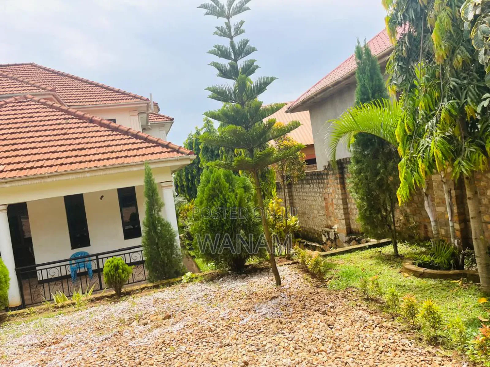 12bdrm House in Namanve, Central Division for sale