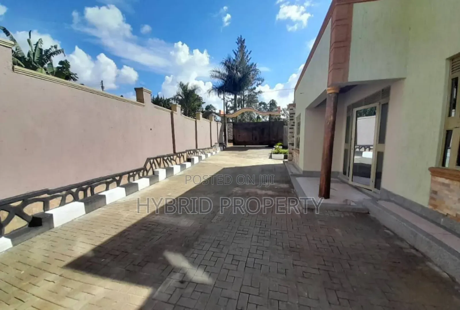 4bdrm Penthouse in Wakiso Senge~Kayunga for sale