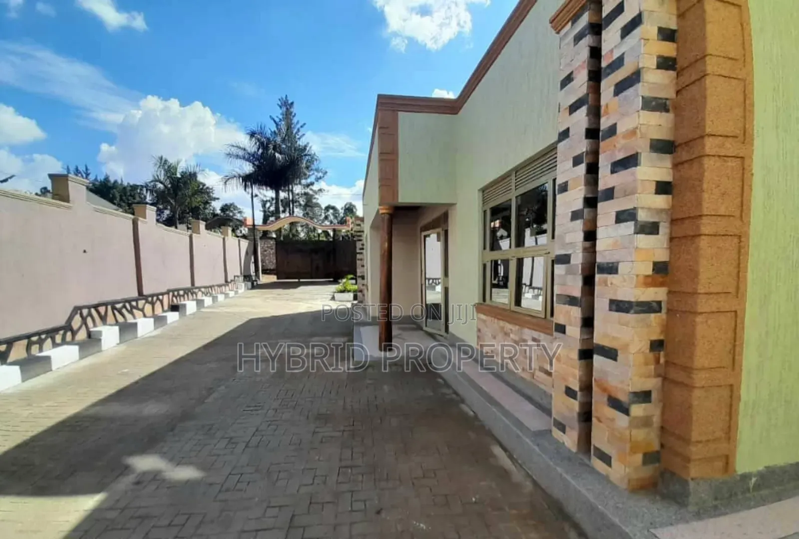 4bdrm Penthouse in Wakiso Senge~Kayunga for sale