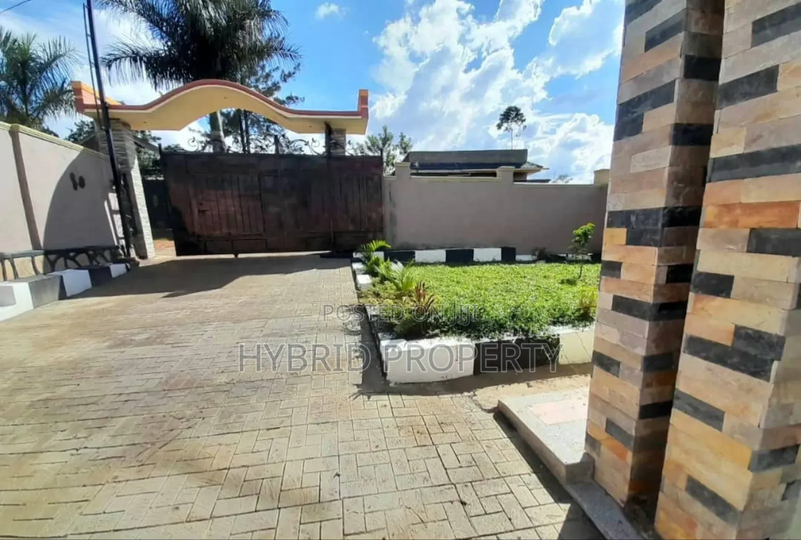 4bdrm Penthouse in Wakiso Senge~Kayunga for sale
