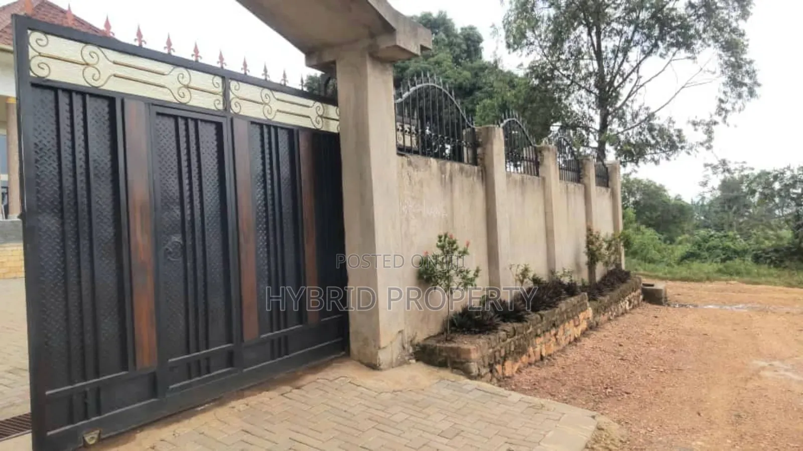 3bdrm House in Matugga Along Bombo, Gombe for sale