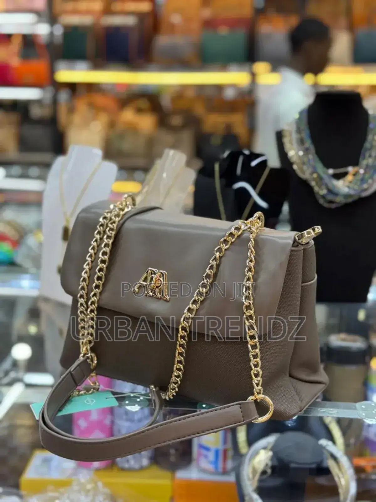 Ladies Chaine Shoulder Bags