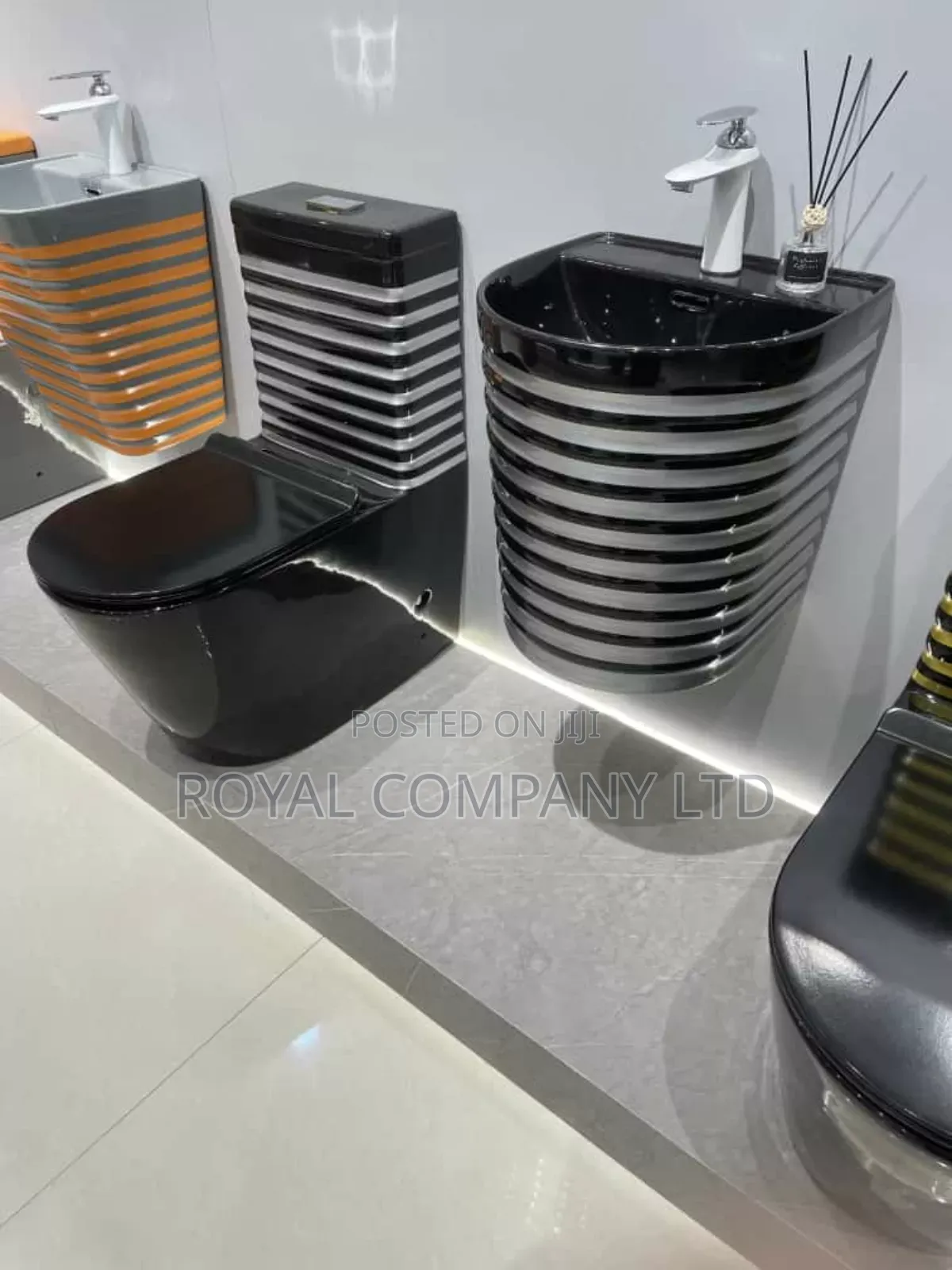 Toilet Seat With Hand Wash /Ceramic Toilet Set