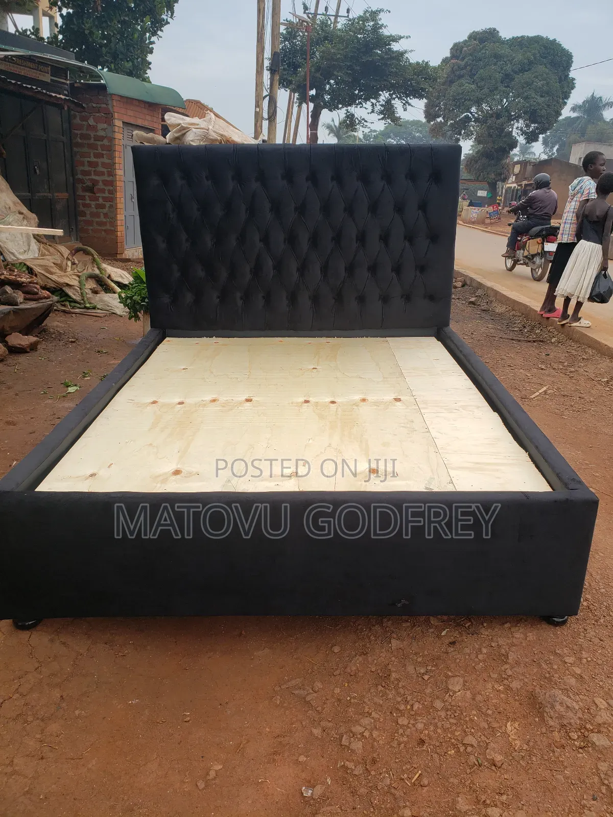 5x6 Tufted Black Bed