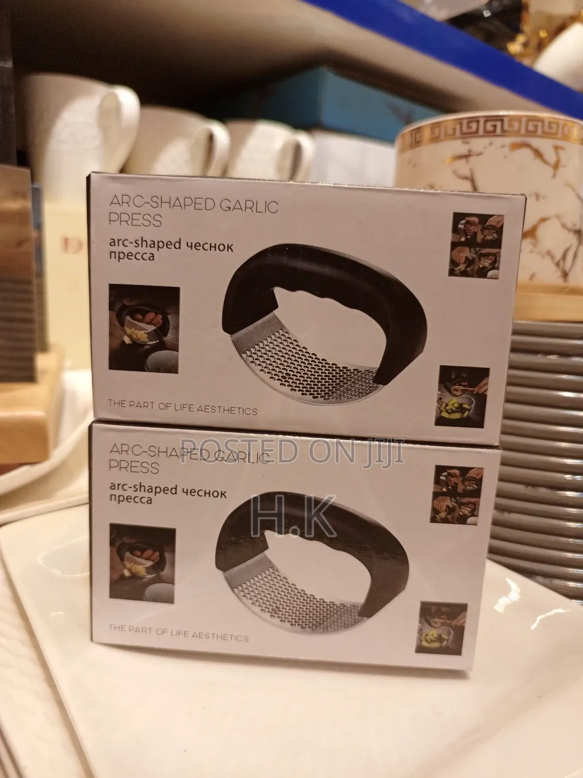Arc-shaped Garlic Press