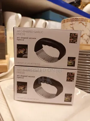 Arc-shaped Garlic Press