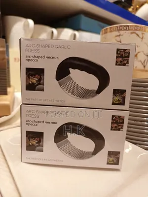 Arc-shaped Garlic Press