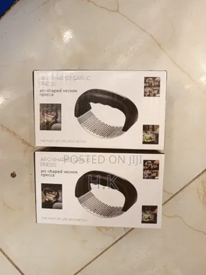 Arc-shaped Garlic Press