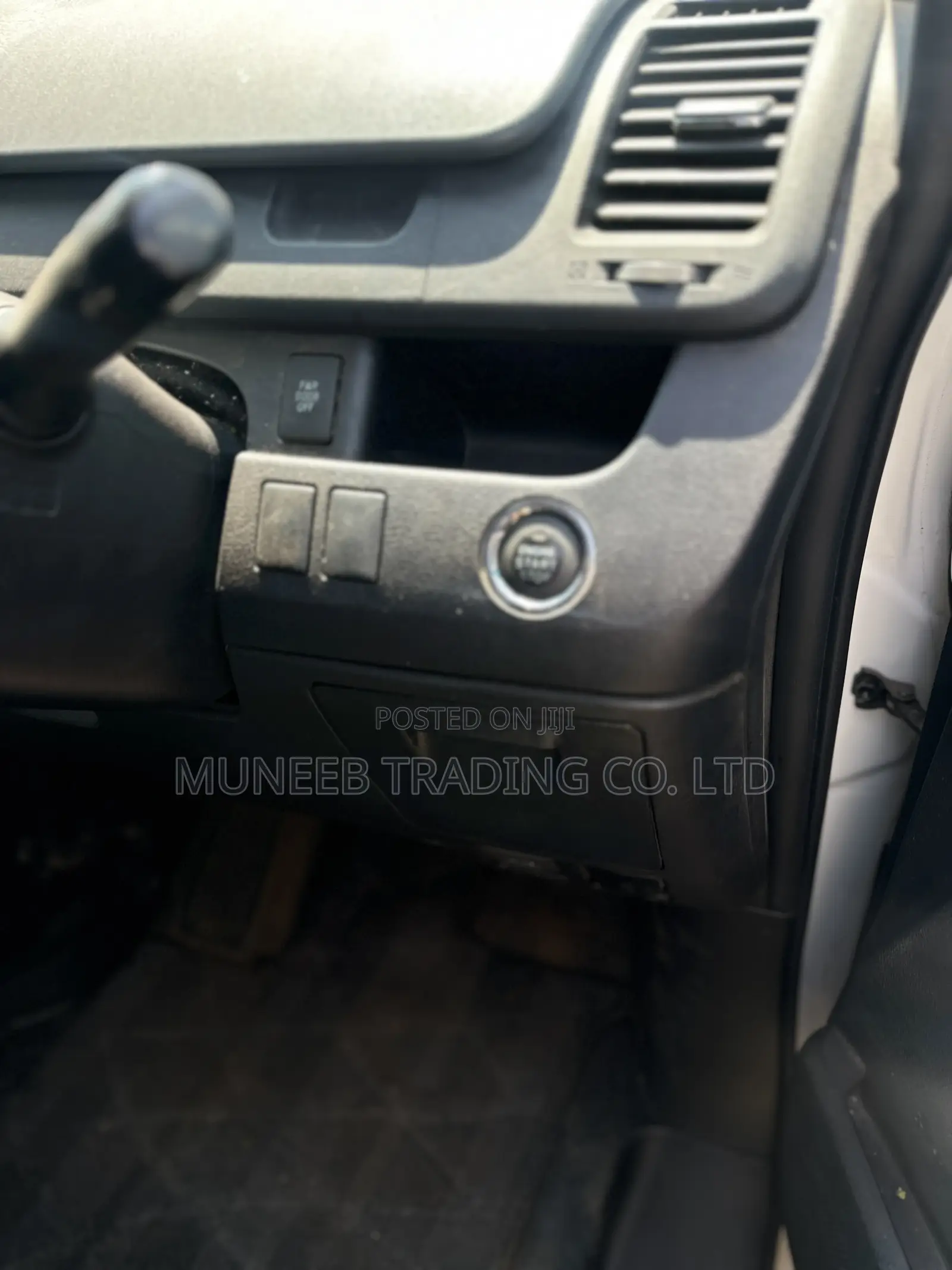 Toyota Noah 2.0 143hp AWD (7 Seater) 2011 White