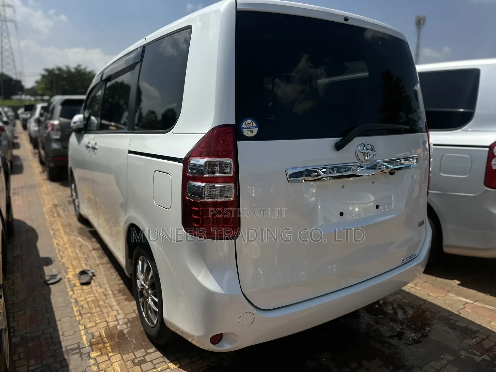Toyota Noah 2.0 143hp AWD (7 Seater) 2011 White