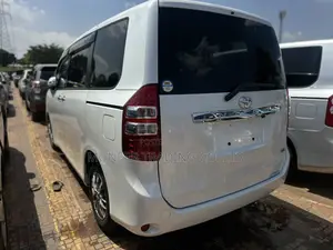 Toyota Noah 2.0 143hp AWD (7 Seater) 2011 White