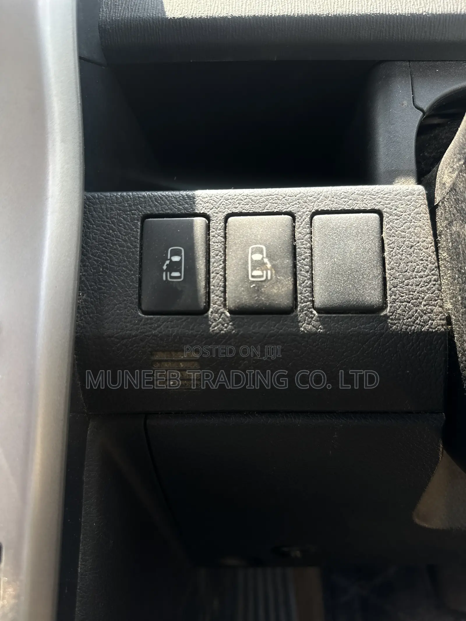 Toyota Noah 2.0 143hp AWD (7 Seater) 2011 White