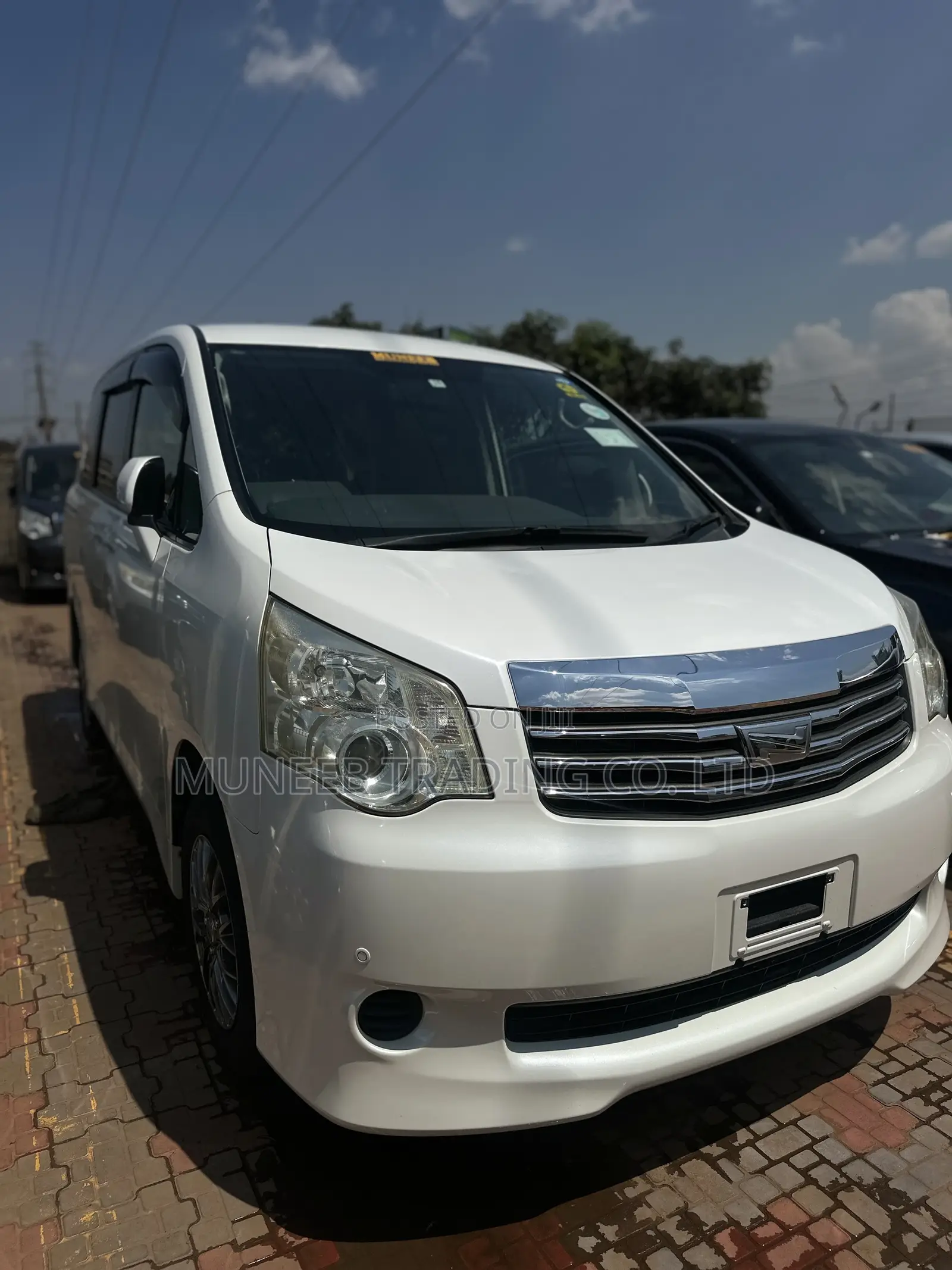 Toyota Noah 2.0 143hp AWD (7 Seater) 2011 White