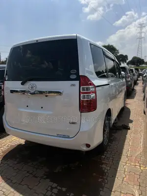 Toyota Noah 2.0 143hp AWD (7 Seater) 2011 White