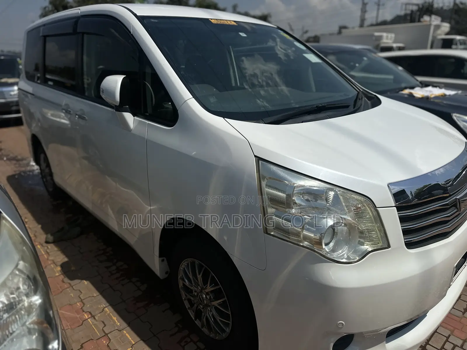 Toyota Noah 2.0 143hp AWD (7 Seater) 2011 White