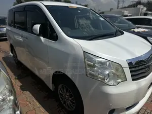 Toyota Noah 2.0 143hp AWD (7 Seater) 2011 White