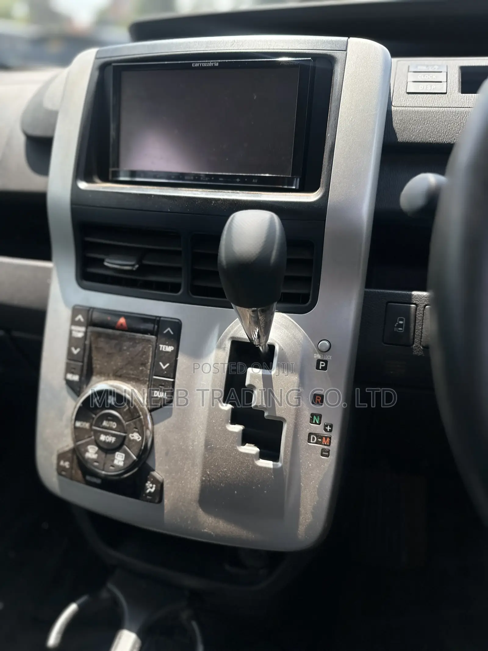 Toyota Noah 2.0 143hp AWD (7 Seater) 2011 White