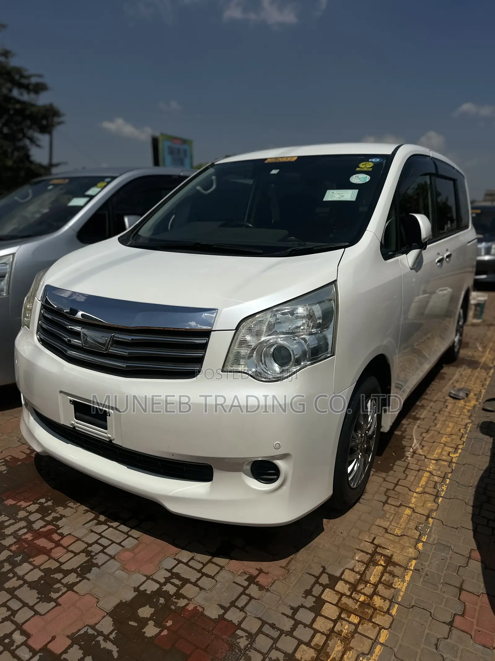 Toyota Noah 2.0 143hp AWD (7 Seater) 2011 White