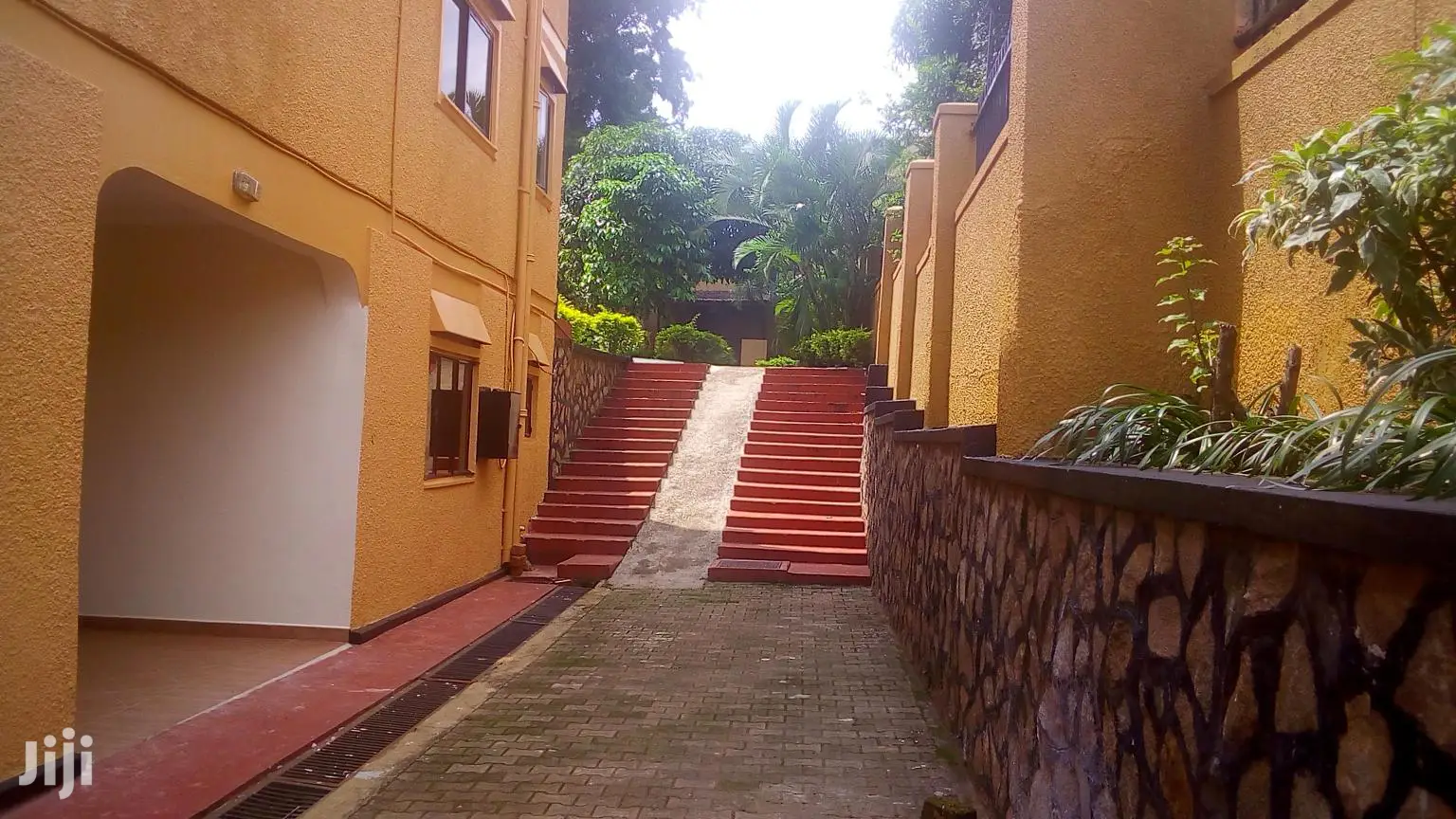Five Bedroom House In Bugoloobi For Rent