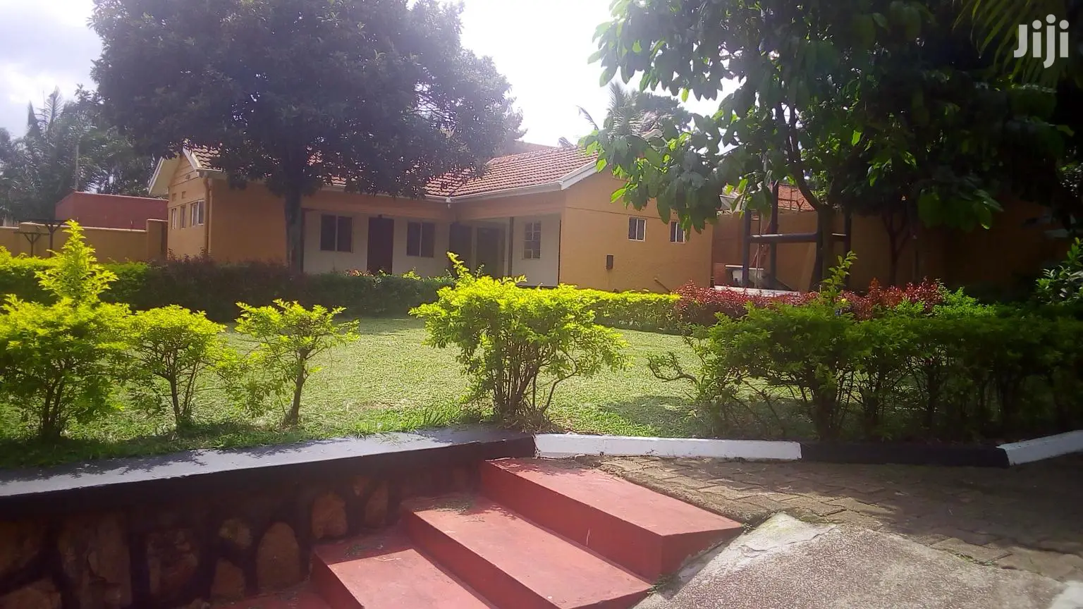Five Bedroom House In Bugoloobi For Rent