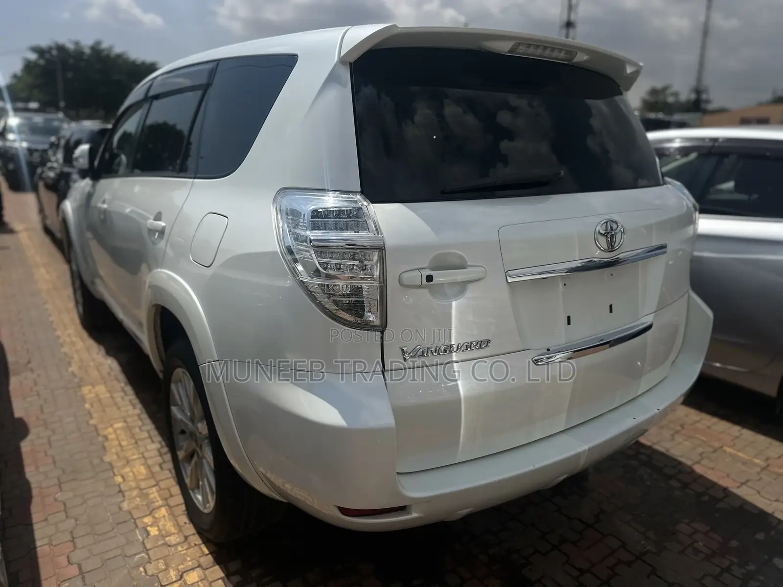 Toyota Vanguard 2011 White