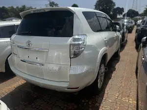 Toyota Vanguard 2011 White