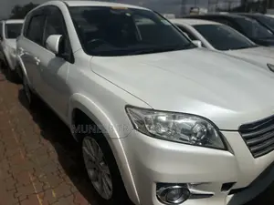 Toyota Vanguard 2011 White