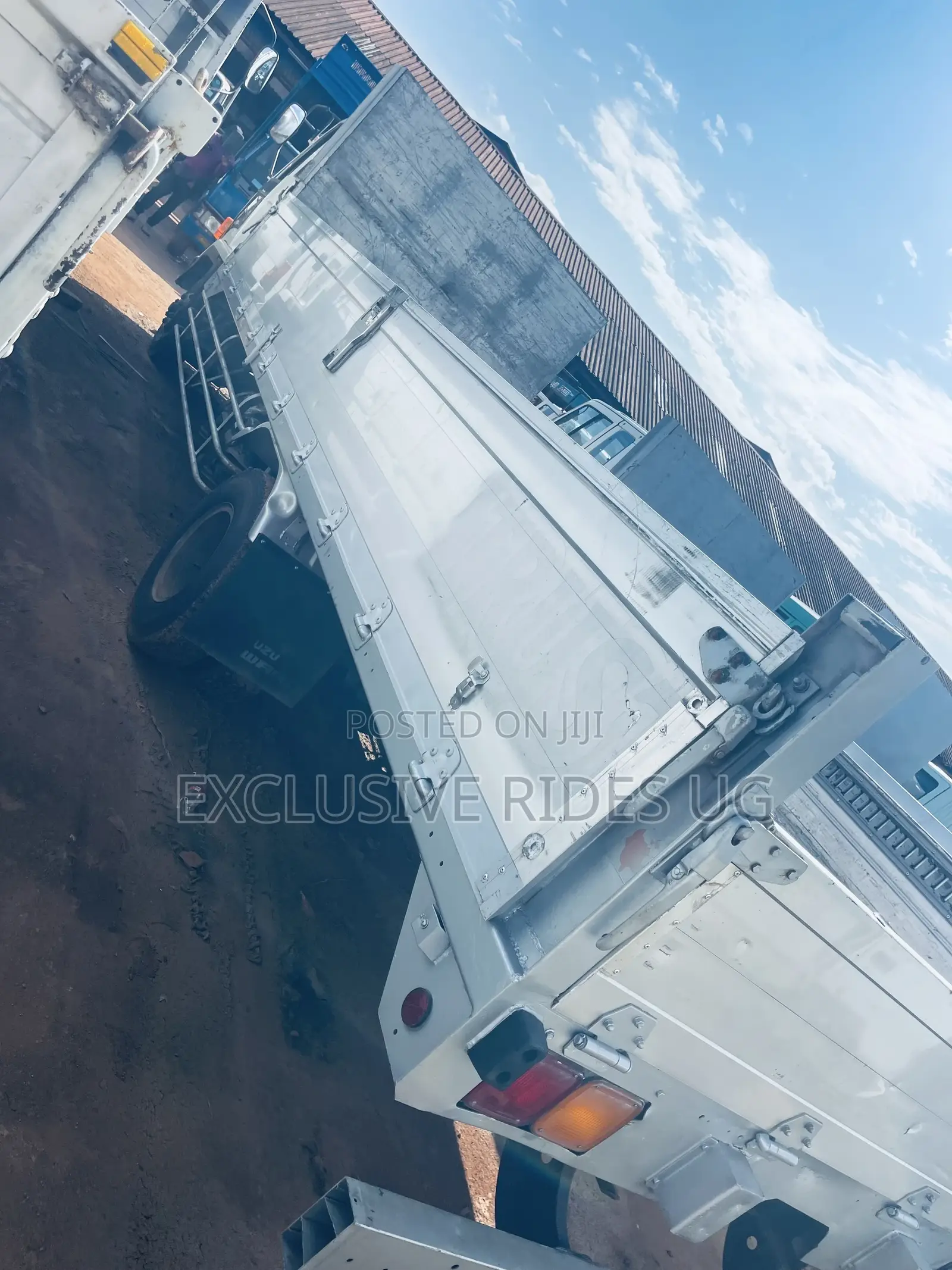 Isuzu Truck. Double Light 1998 White