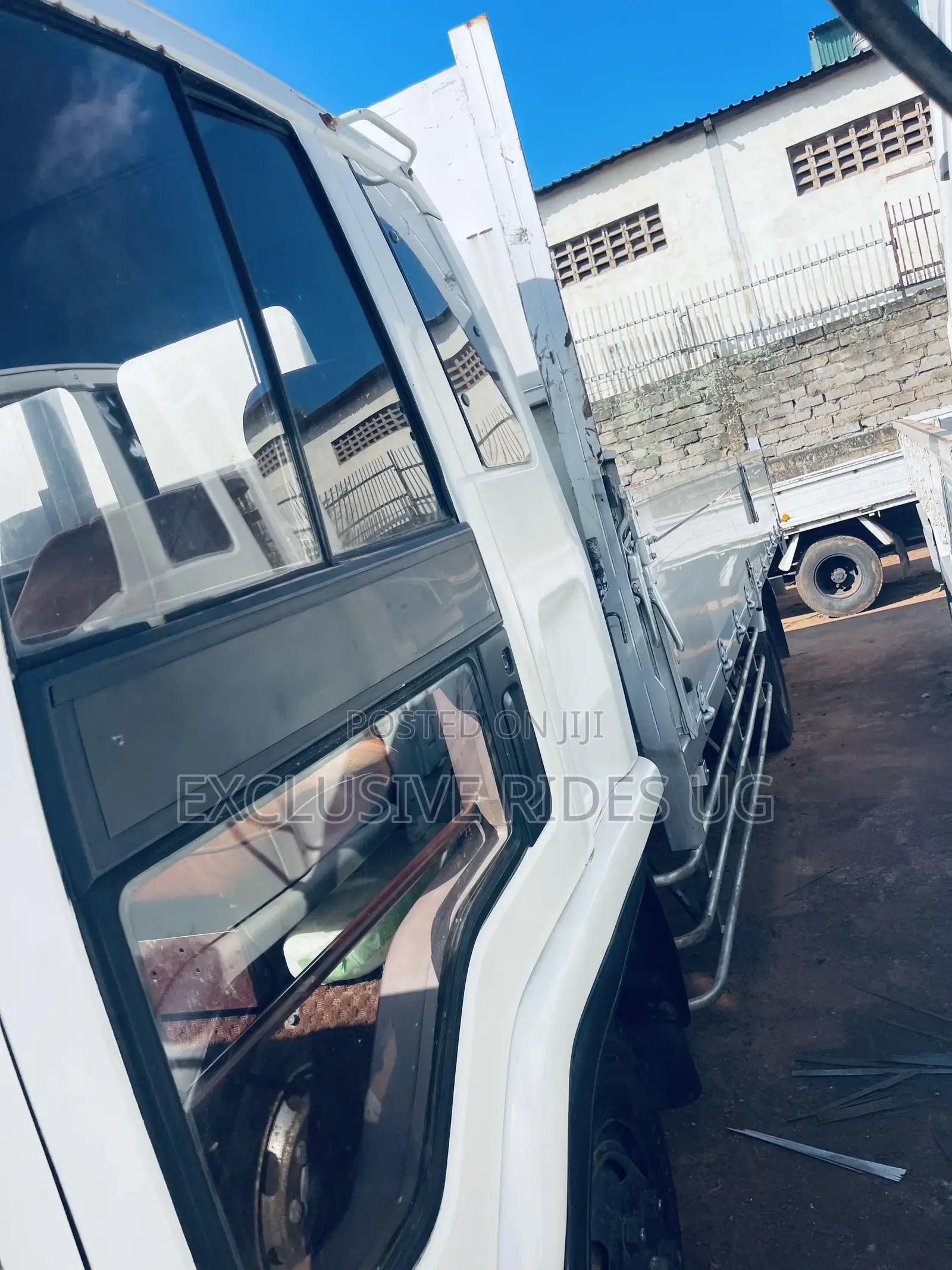 Isuzu Truck. Double Light 1998 White