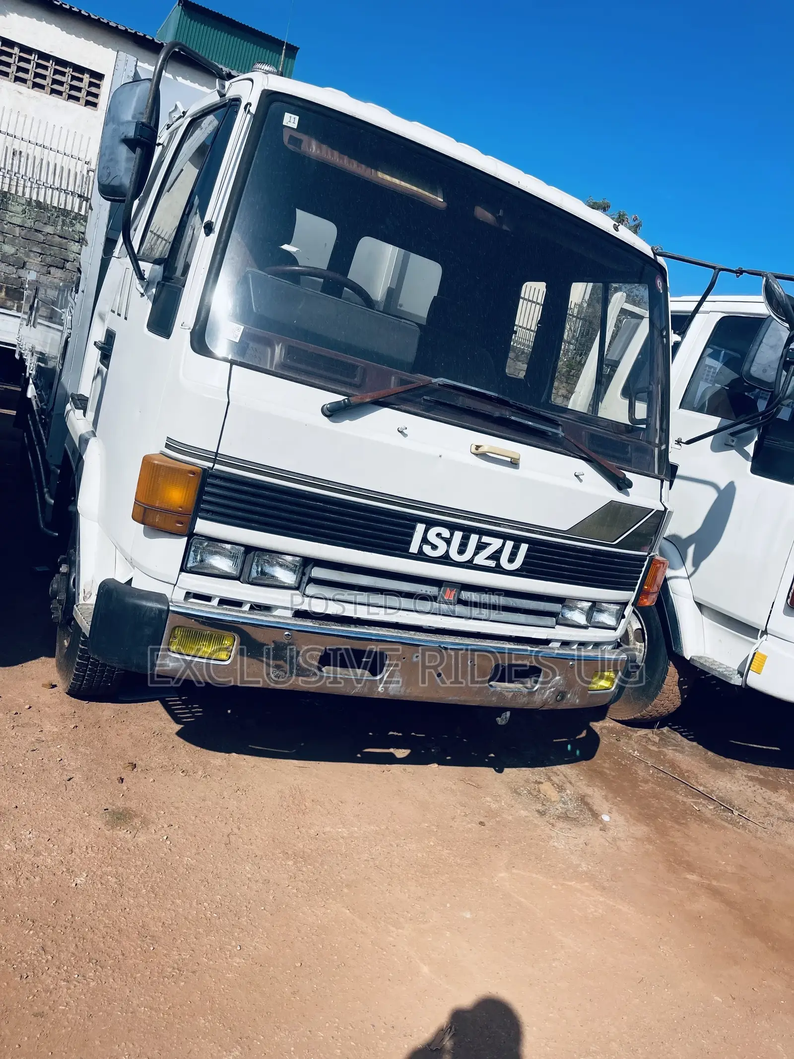 Isuzu Truck. Double Light 1998 White