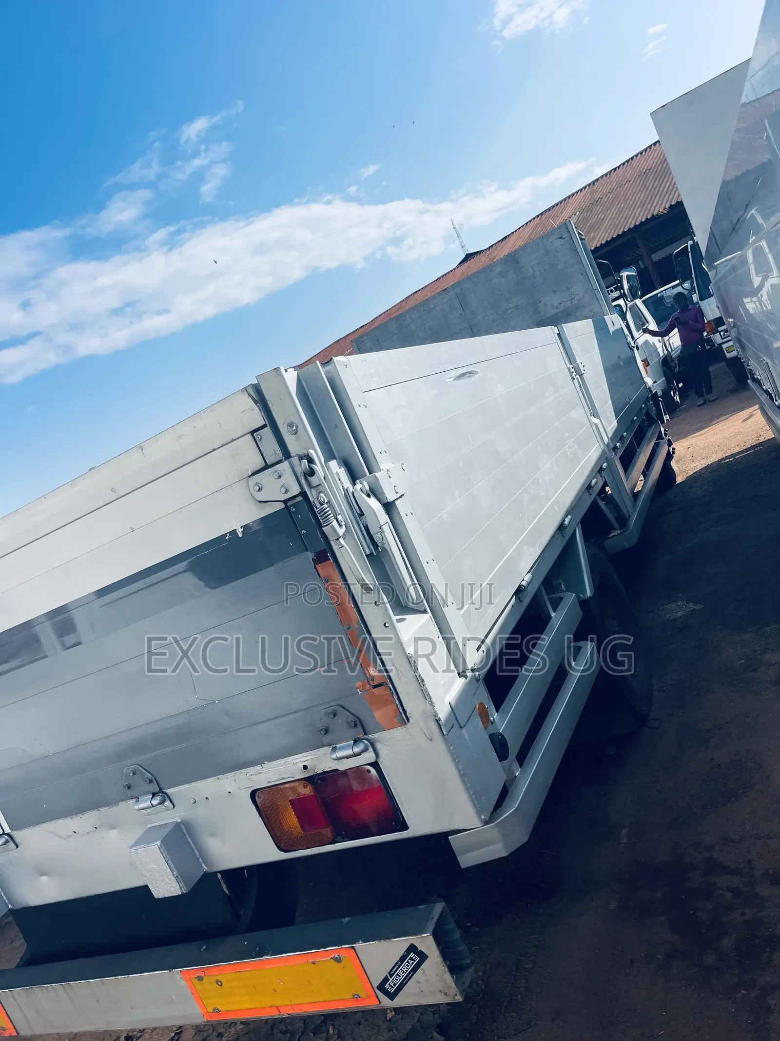 Isuzu Truck. Double Light 1998 White