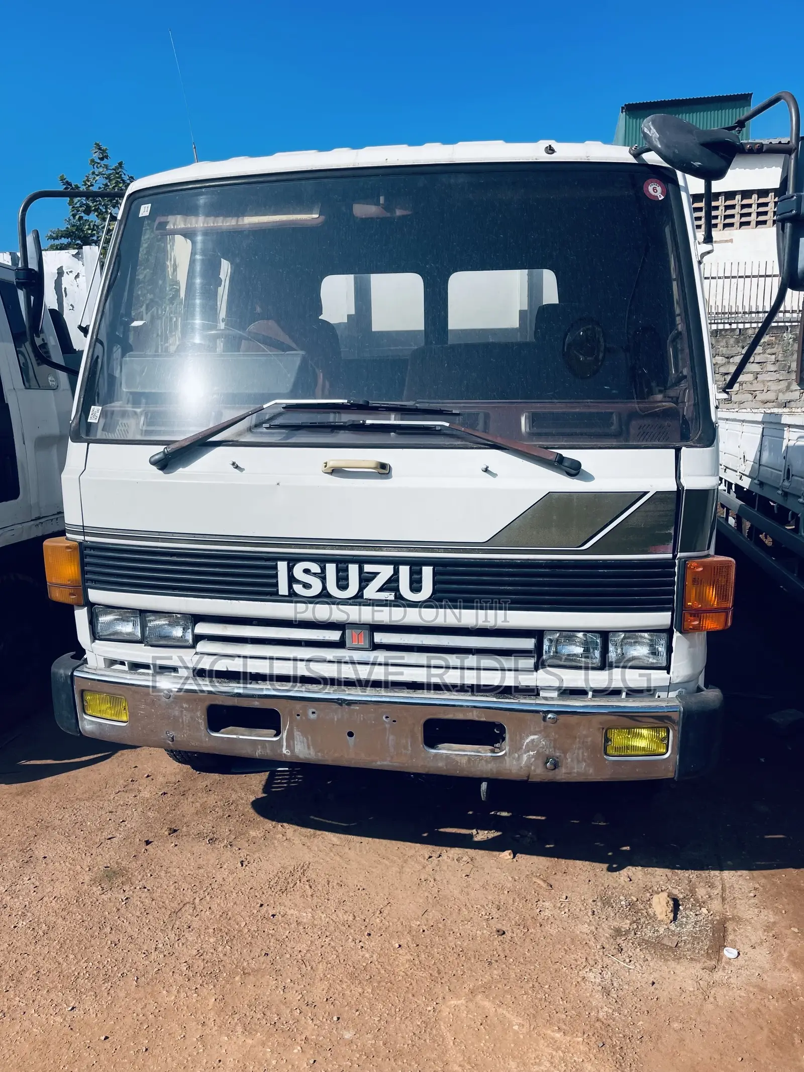 Isuzu Truck. Double Light 1998 White