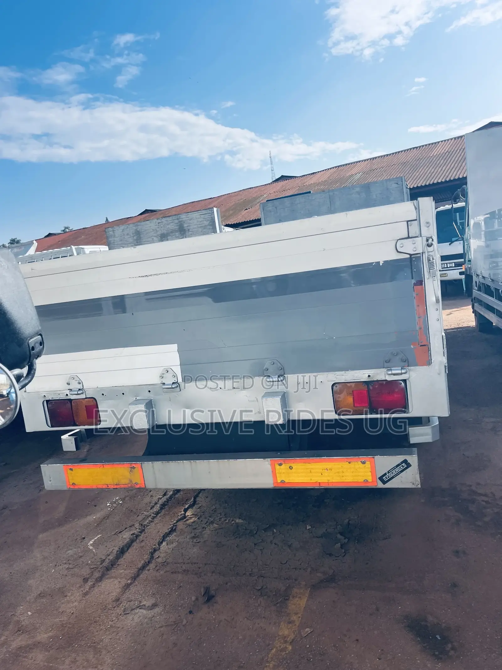 Isuzu Truck. Double Light 1998 White