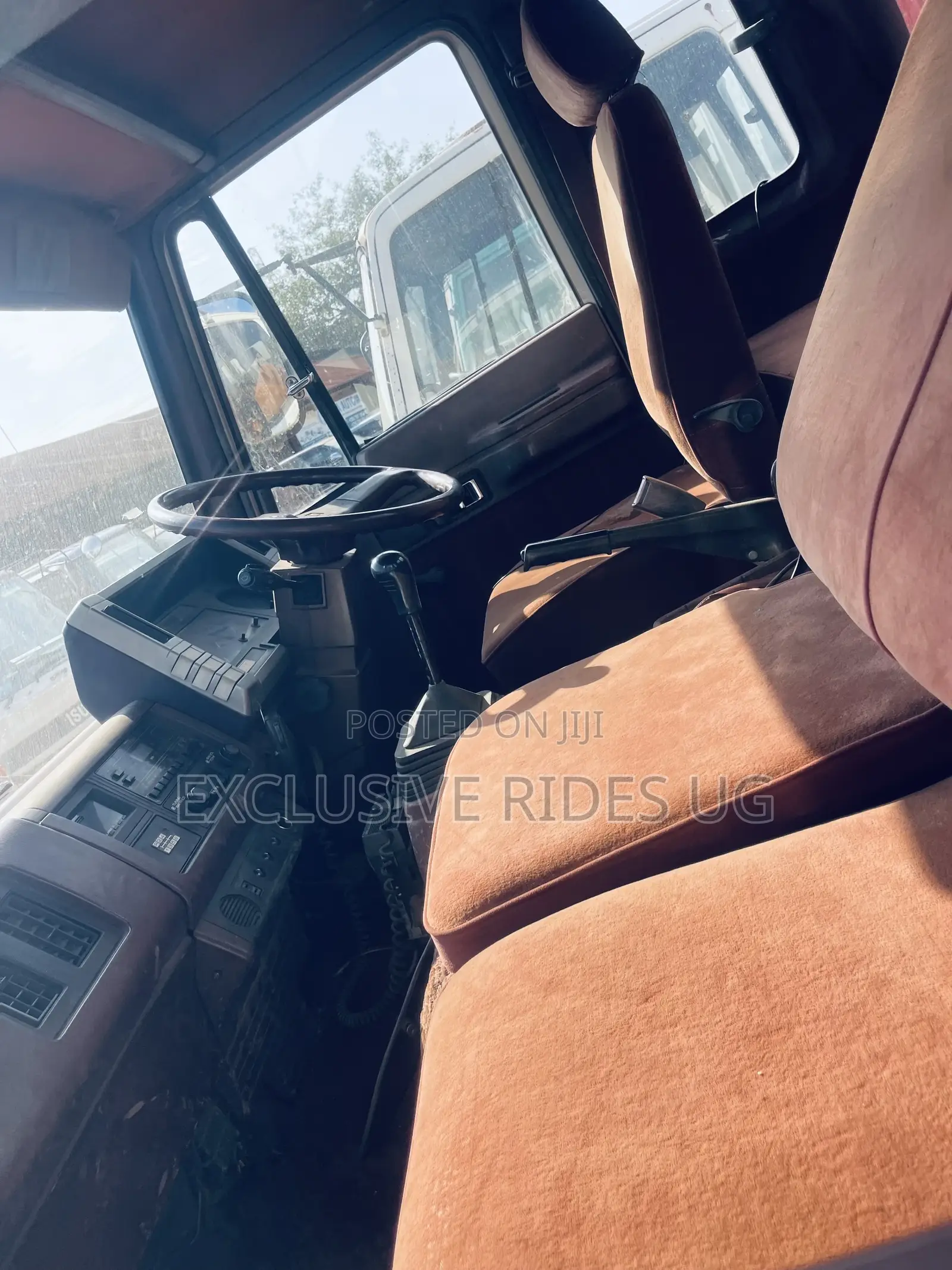 Isuzu Truck. Double Light 1998 White