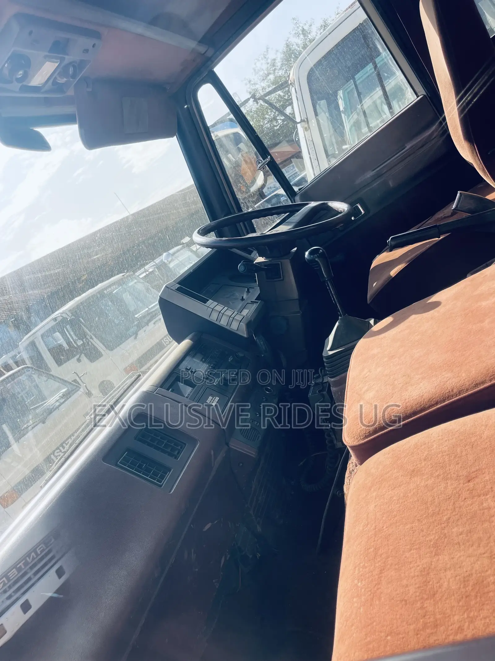 Isuzu Truck. Double Light 1998 White