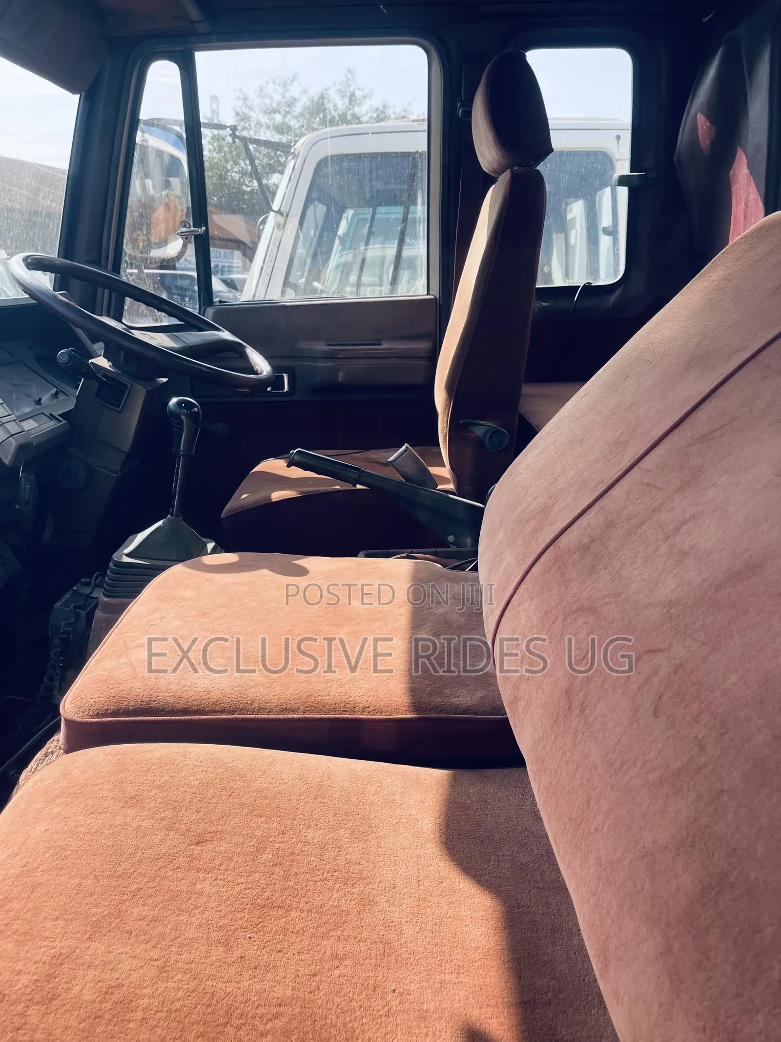 Isuzu Truck. Double Light 1998 White