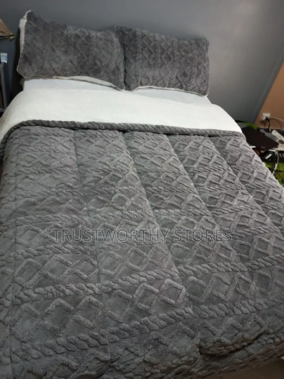 5by6 and 6by6 Woollen Comforter With 2pillowcase, 1bedsheet,