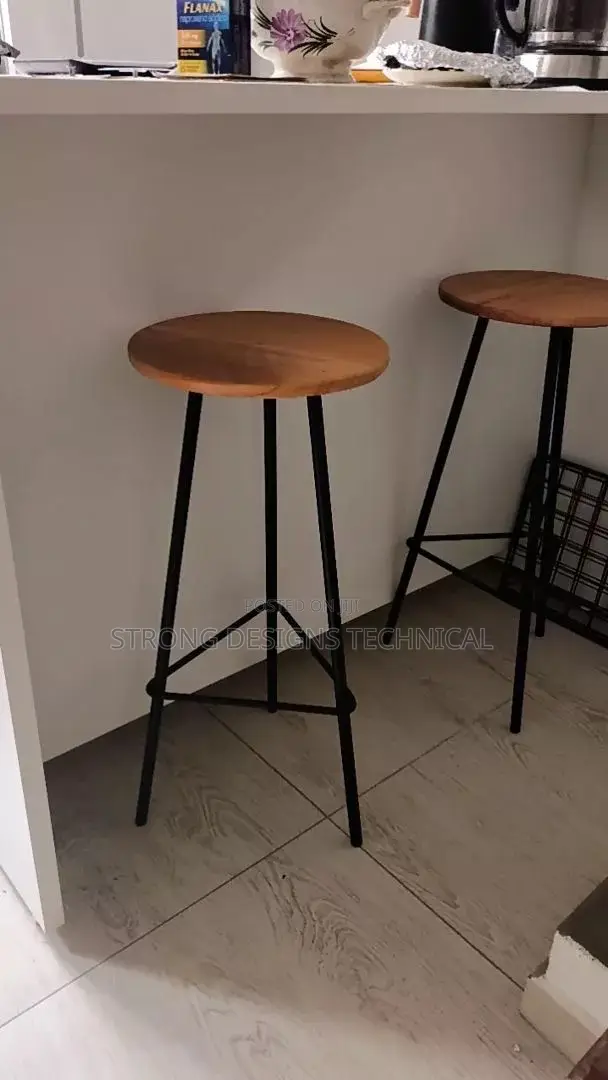 A Set of 2 Bar Stools / High Counter Chairs.