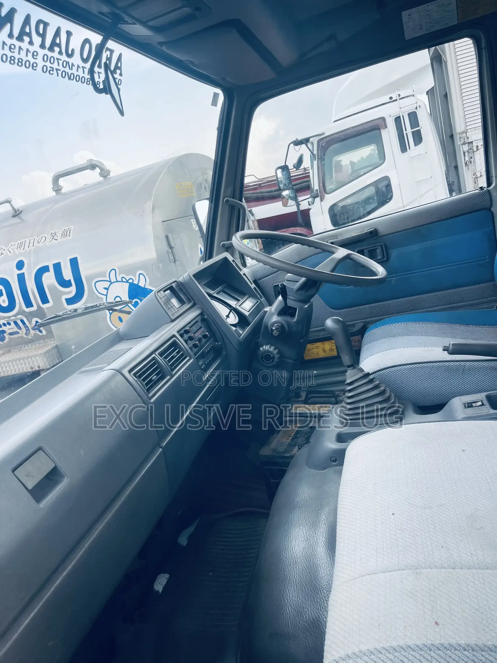 Hino Tipper. Double Light