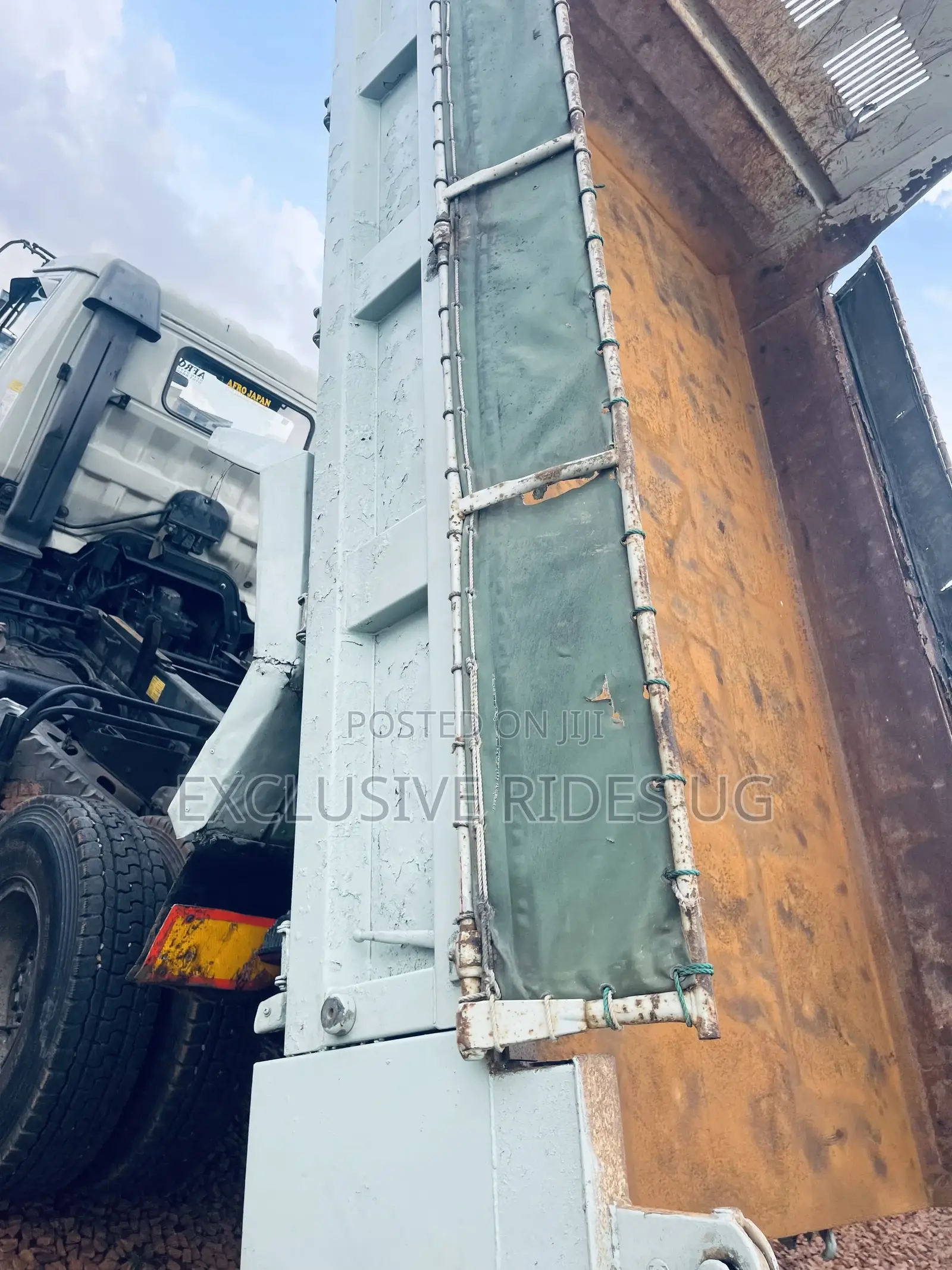 Hino Tipper. Double Light