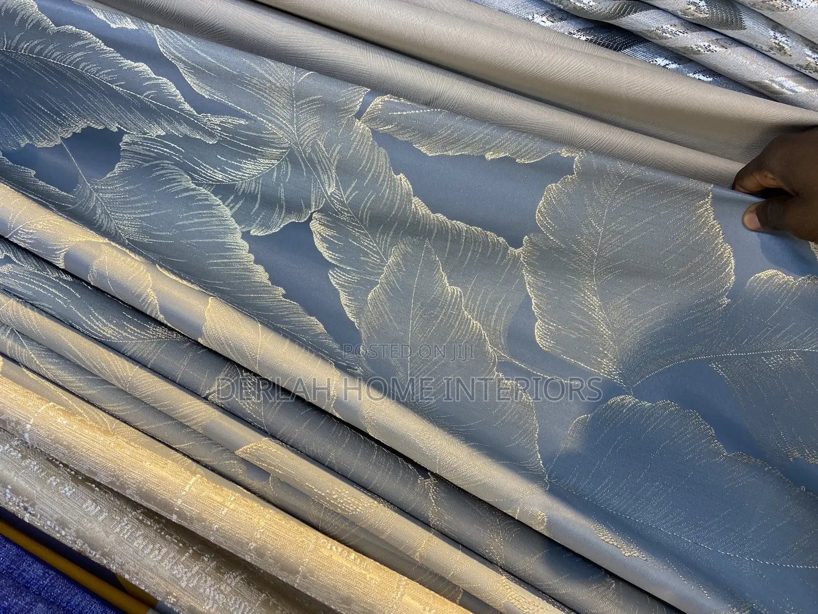 Quality Curtain With Feather Design Per Ready Meter