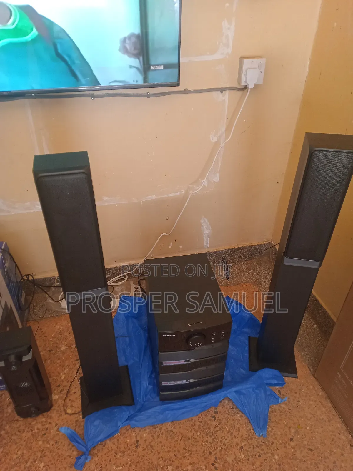 Brand New Globalstar 1.2 Sunwoofer System With Tall Boys