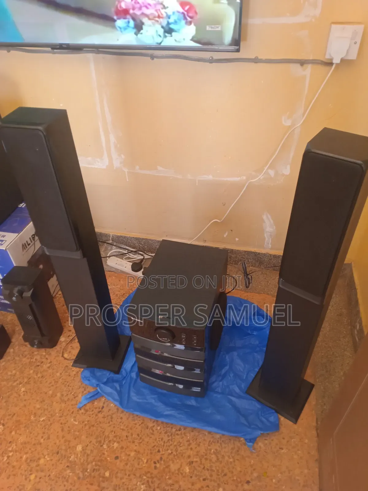 Brand New Globalstar 1.2 Sunwoofer System With Tall Boys