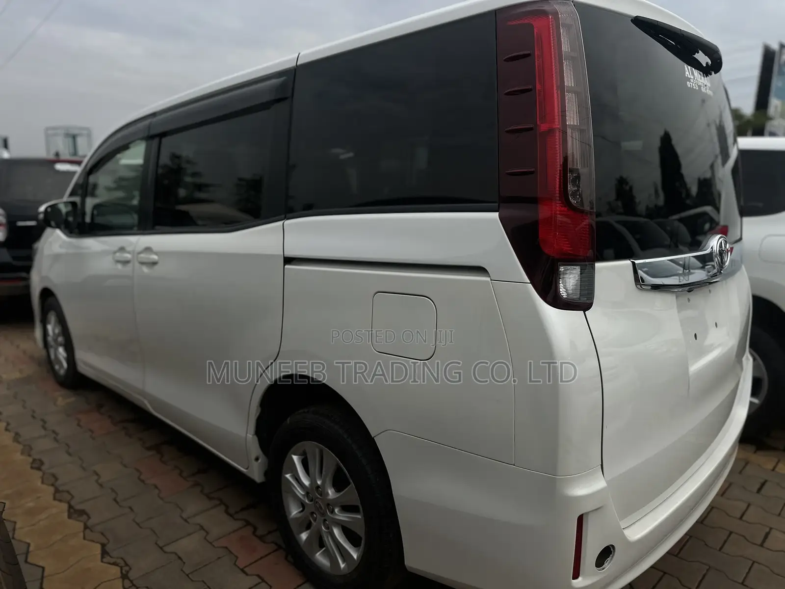 Toyota Noah 2.0 AWD (8 Seater) 2015 White
